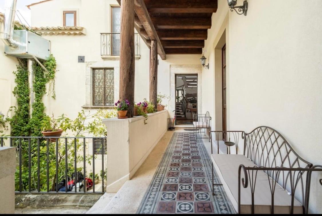 Palazzo Candida B&B Gerace Extérieur photo